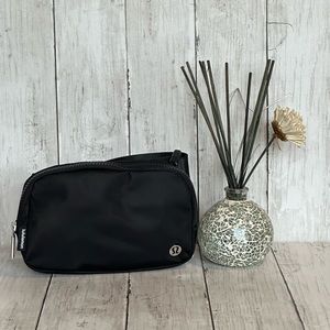 NWT LULULEMON EVERYWHERE BELT BLACK